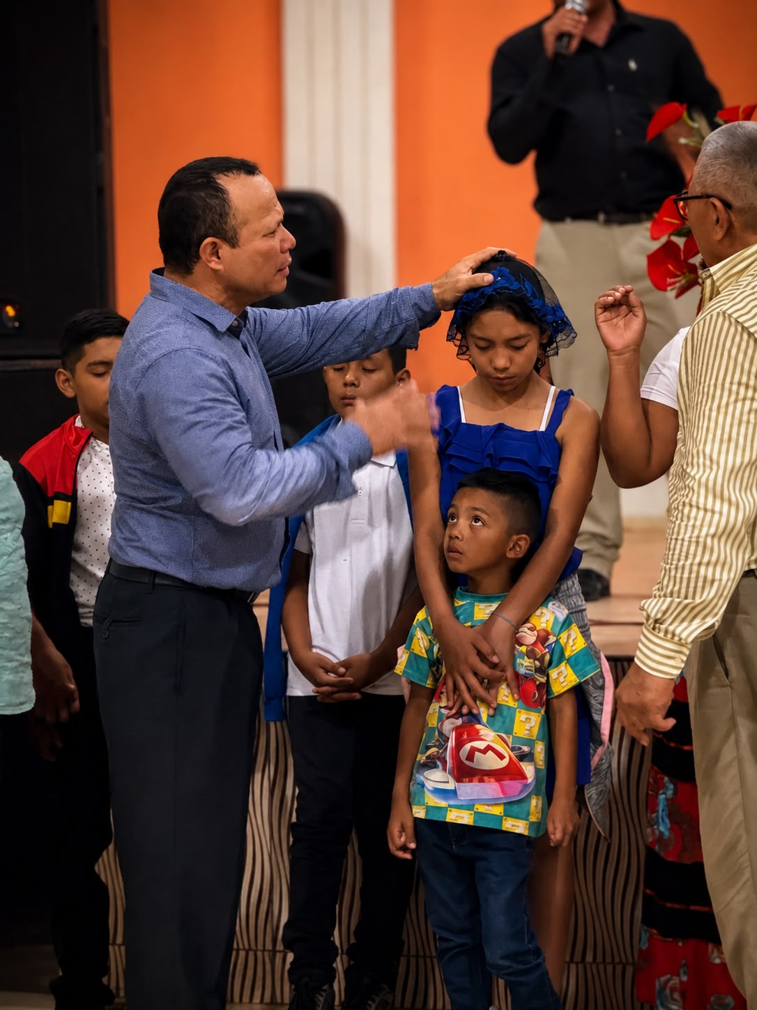 Familias recibiendo oración en Iglesia Belén de Judá