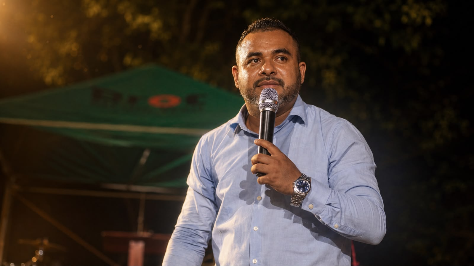 Líder de Iglesia Belén de Judá compartiendo la Palabra