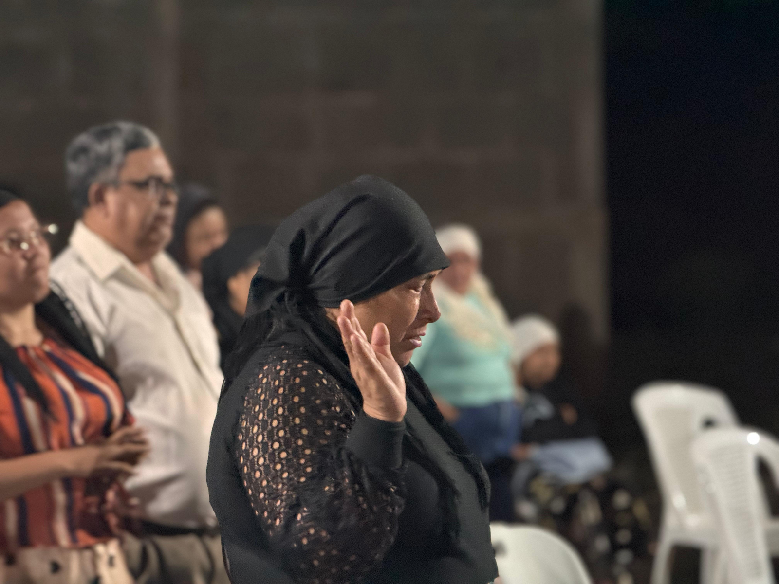 Congregación de Iglesia Belén de Judá durante un culto