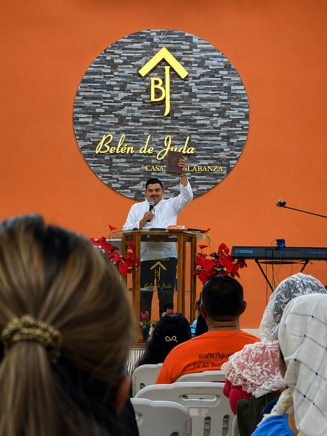 Predicador compartiendo la Palabra en Iglesia Belén de Judá