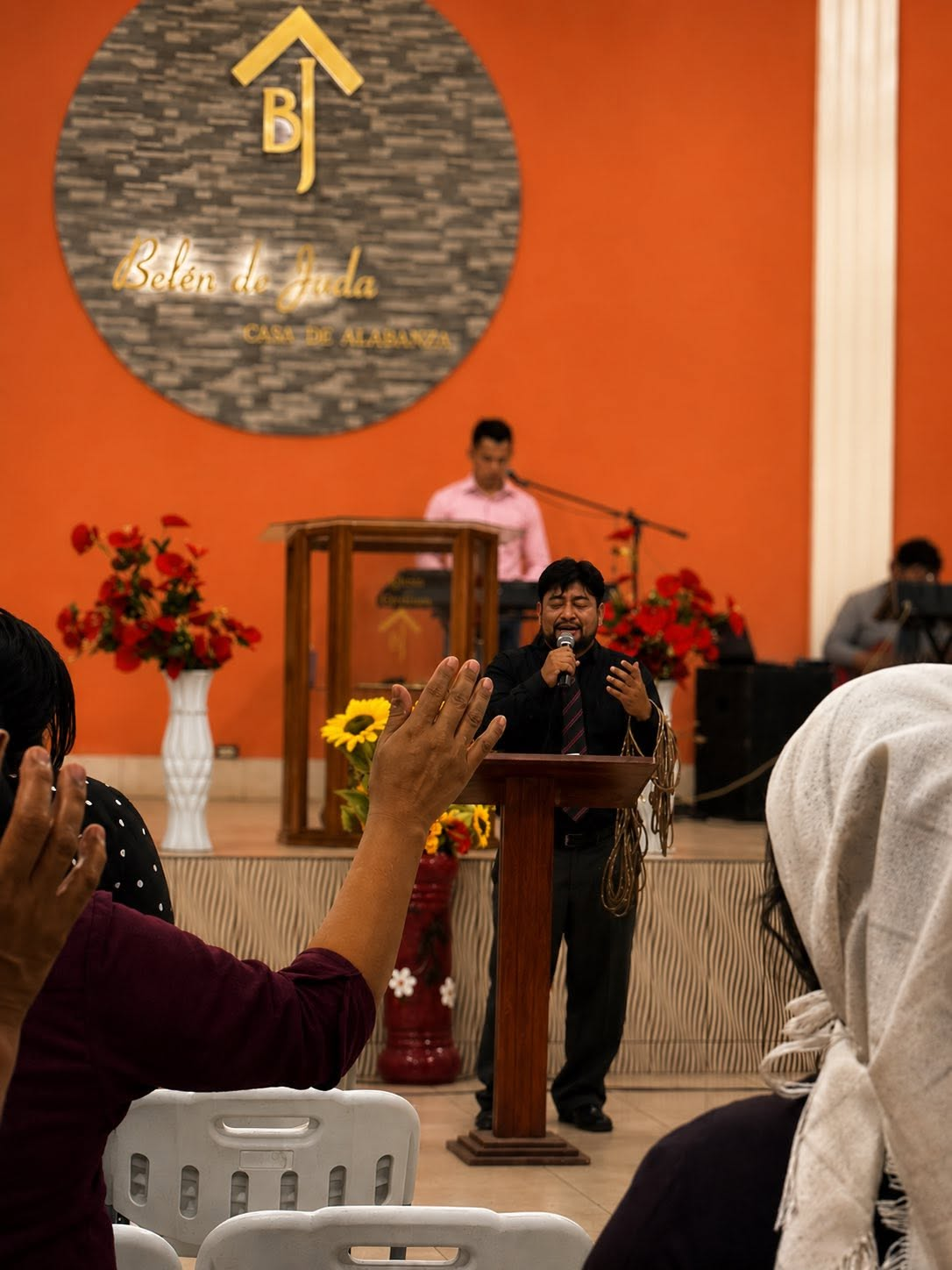 Ministro dirigiendo a la congregación en adoración