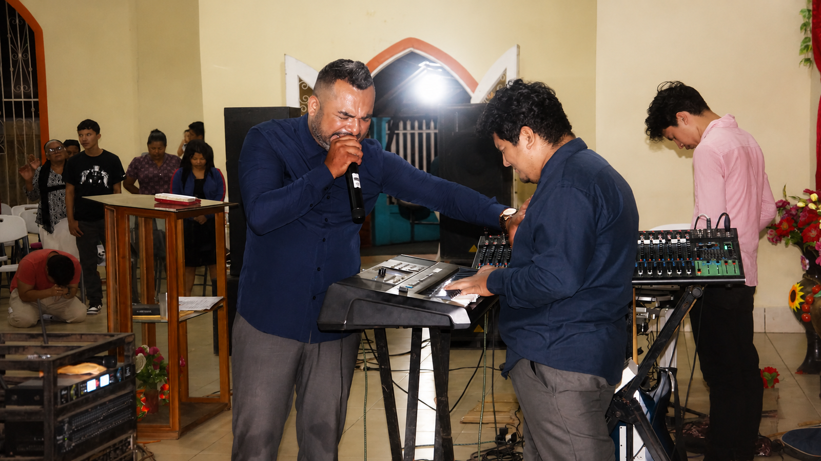 Ministerio de Alabanza sirviendo durante un tiempo de adoración