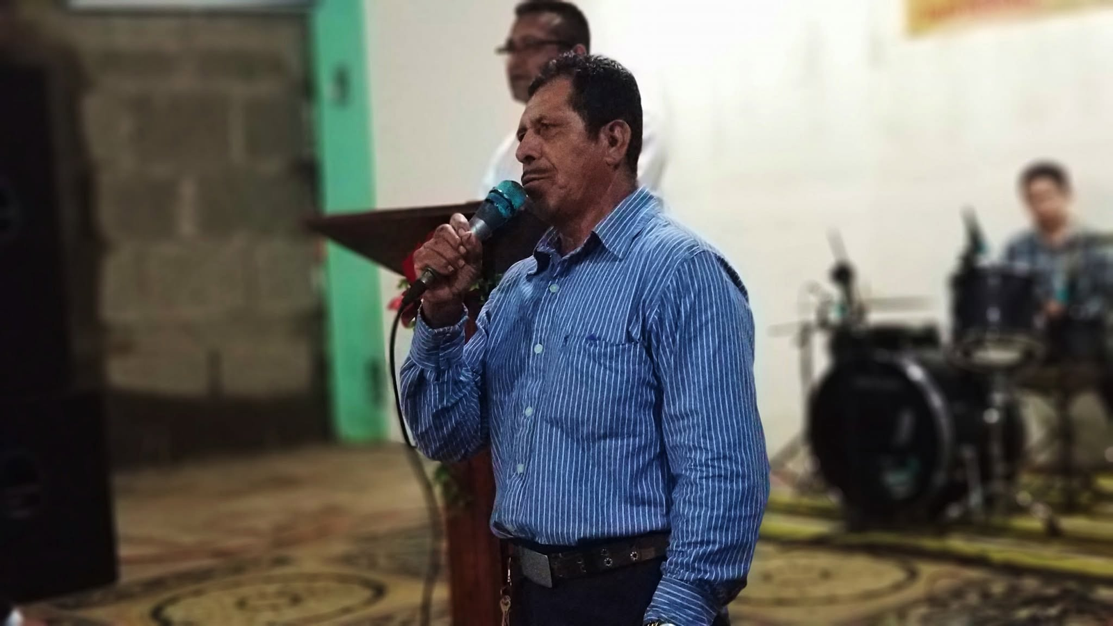 Integrante del Ministerio de Caballeros compartiendo un mensaje