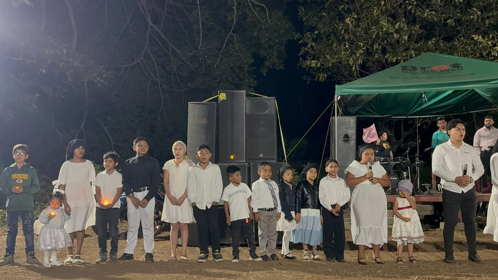 Niños participando en una presentación de la Escuela Bíblica
