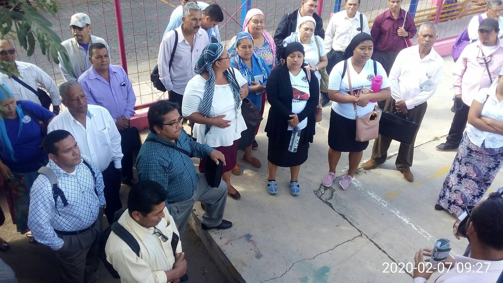 Iglesia reunida durante una actividad de evangelismo en la comunidad