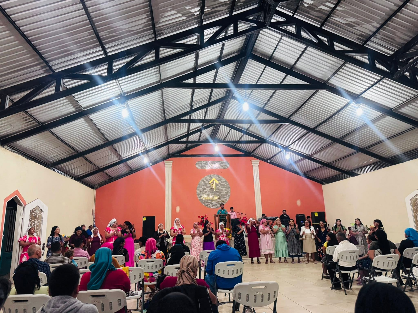 Ministerio de Mujeres participando en una actividad especial de la iglesia