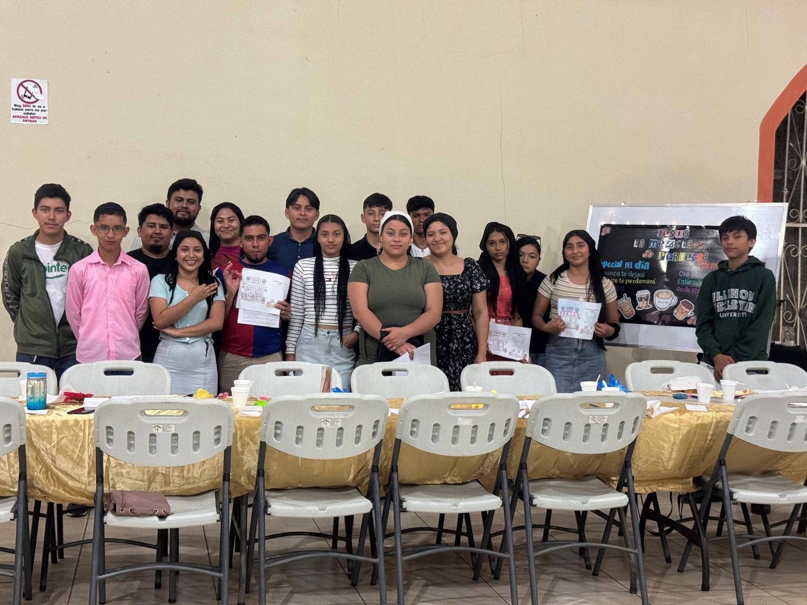 Sociedad de Jóvenes de Iglesia Belén de Judá reunida en una actividad